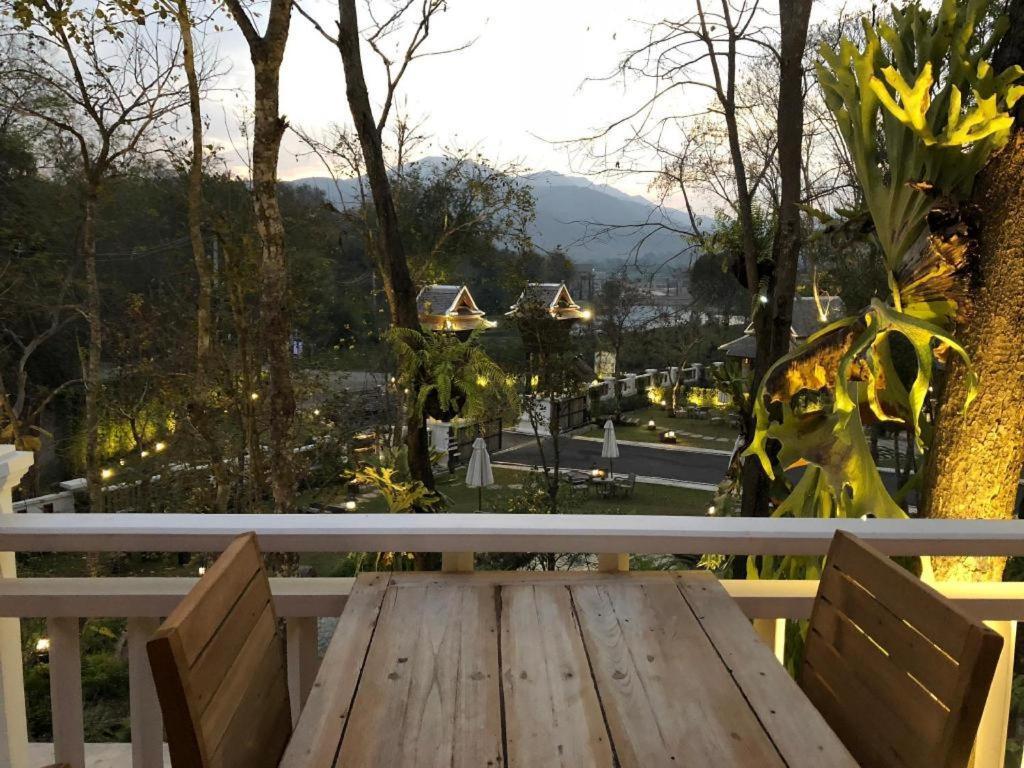 Hotel Ruean Racha Chiang Mai Exterior foto
